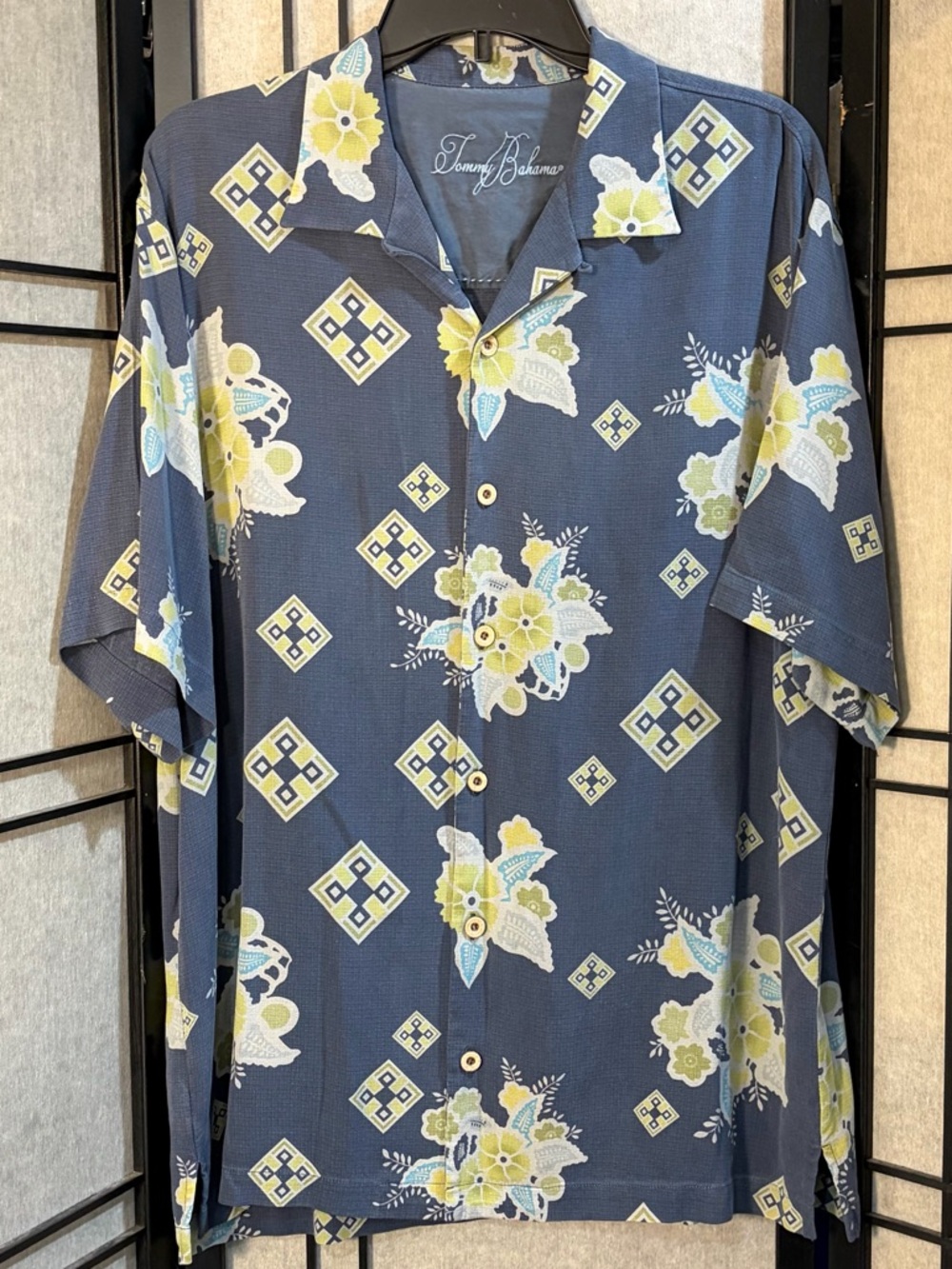 Tommy Bahama Men’s Shirt Sz L 100% silk  Button Down Short Sleeve summer casual